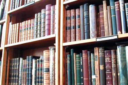 Półka z książkami