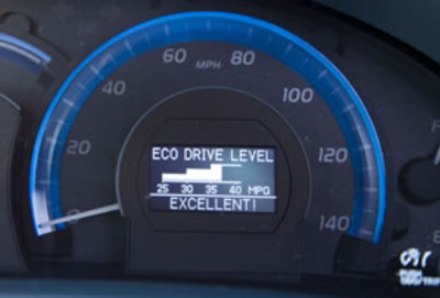 Tablica rozdzielcza Toyoty Camry ze wskaźnikiem zużycia paliwa