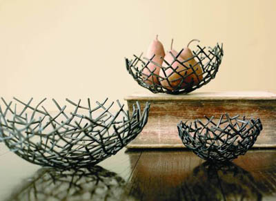 Ażurowa misa na owoce zrobiona z metalowych gałązek
