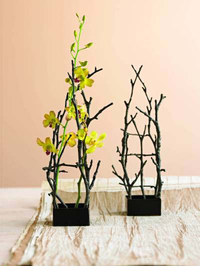 Stojak podpierający kwiaty zrobiony z metalowych gałązek