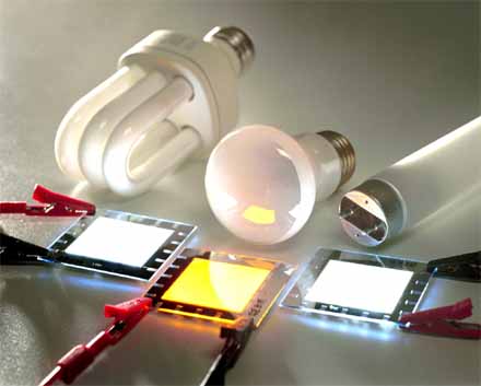 Cztery generacje źródeł światła - żarówka, świetlówka, świetlówka kompaktowa i OLED