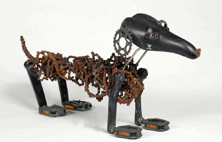Pies jamnik ze zużytych części rowerowych