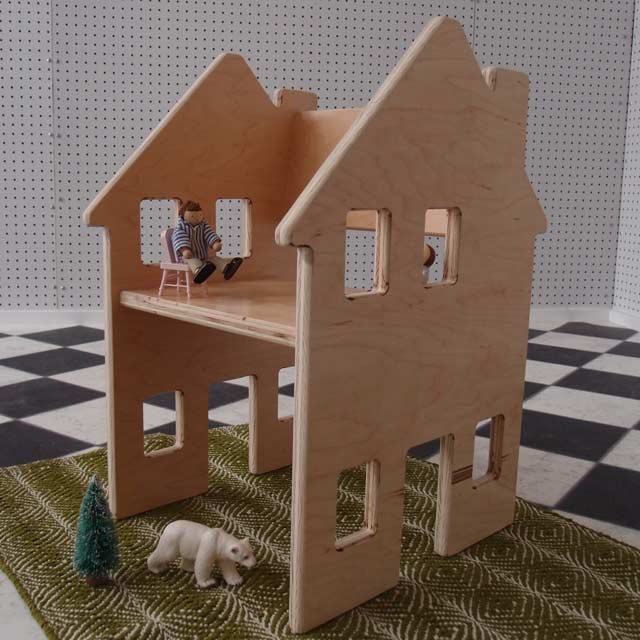 Drewnianye krzesło - domek dla lalek