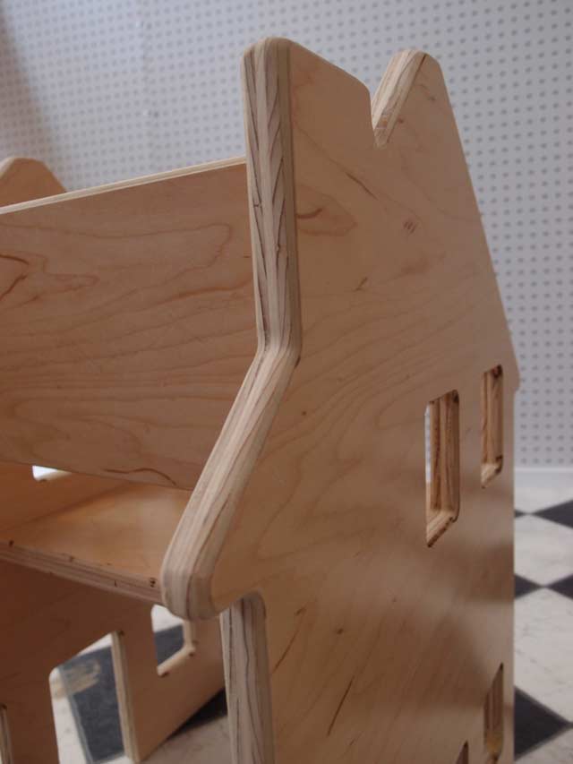 Drewnianye krzesło - domek dla lalek
