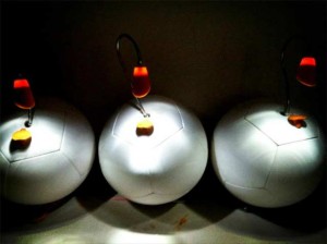 Lampka LED zasilana z piłki nożnej