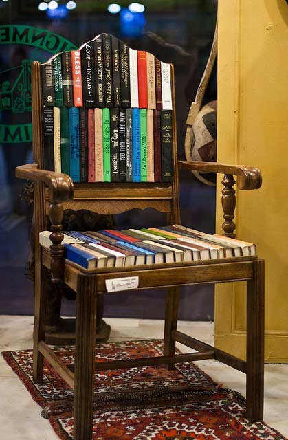Fotel z książek