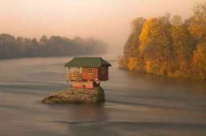 Samotny dom na rzece