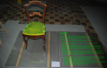 Stare krzesło z fluorescencyjnym siedziskiem 5.5 Designers