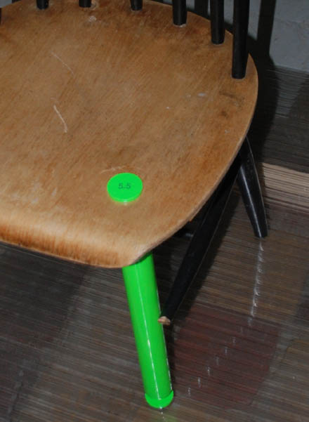Krzesło z dosztukowaną nogą z zielonego plastiku 5.5 Designers