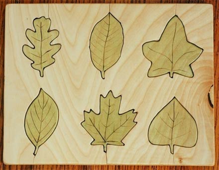 Drewniane eko-puzzle z liśćmi drzew