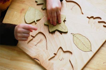 Drewniane eko-puzzle z liśćmi drzew