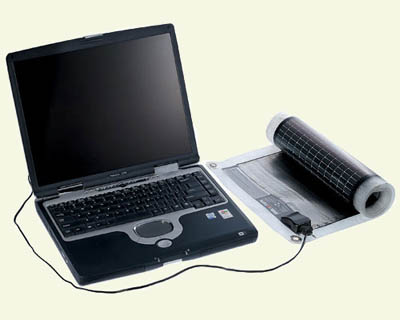 Bateria Solar-Roll podłączona do laptopa