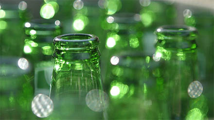 Zielone butelki w oczekiwaniu na recykling - centrum recyklingu w Sterling