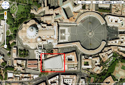Dach Auli Pawła VI pokryty panelami fotowoltaicznymi widziany z góry (Google Maps)