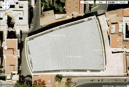 Dach Auli Pawła VI pokryty panelami fotowoltaicznymi widziany z góry (Google Maps)