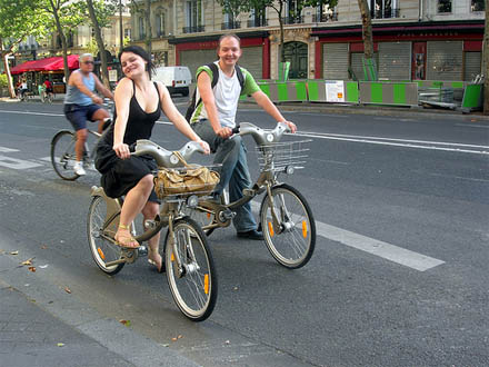 Para jadąca na rowerach z automatycznej wypożyczalni Velib